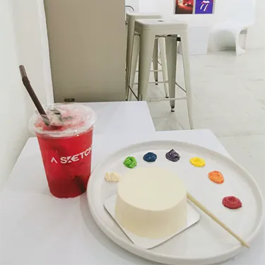 A.SKETCH CAFE & STUDIO, which is super terrific in the Udomsuk area. Combination with art activities like cake painting and drawing