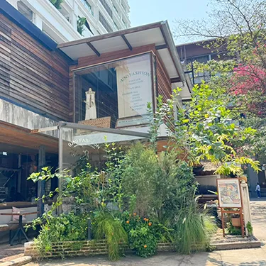 (UN)FASHIONABLE CAFE & DINING Japanese vintage-style cafe Phrom Phong area with leather decorations and ceramic bowls.