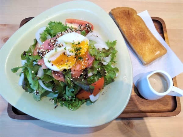 Keto smoked salmon salad