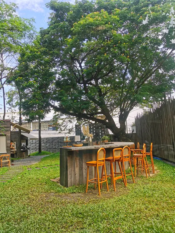 outside table and chairs