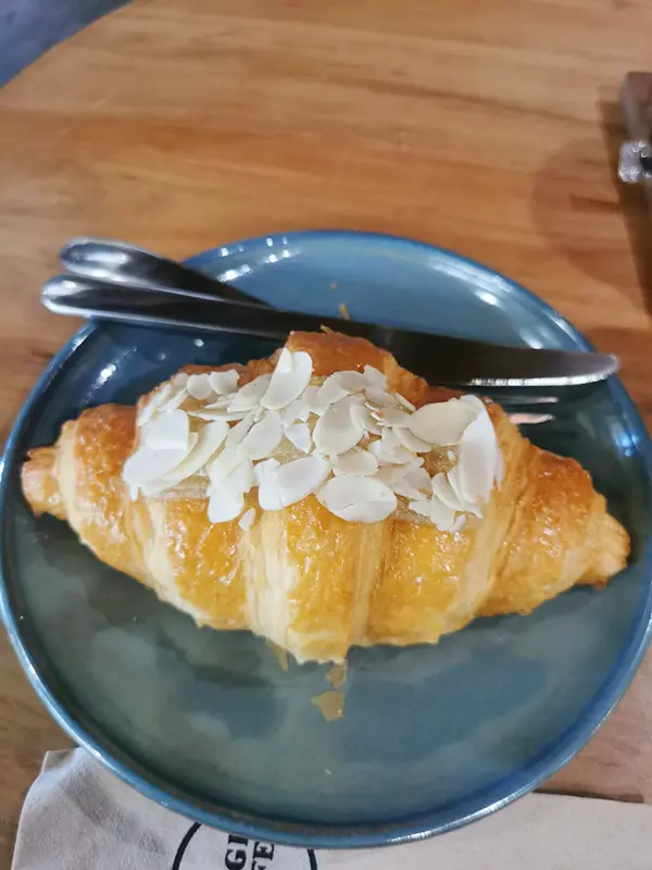 Almond Croissant (95)