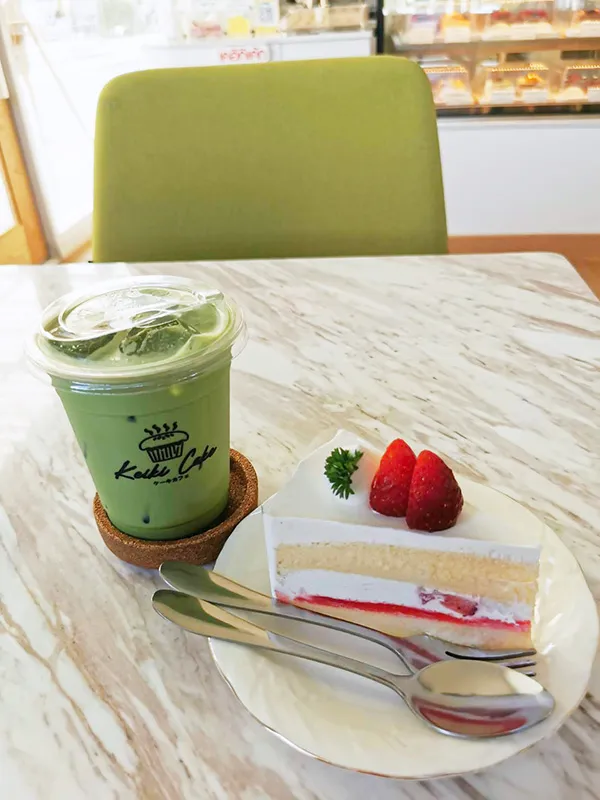 Fresh Strawberry Cream Cake and green tea