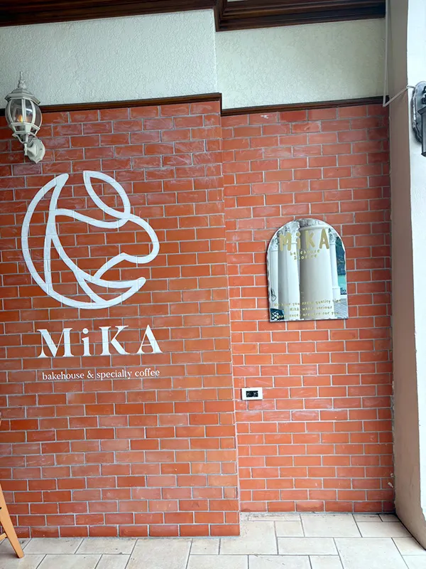 Photo spot next to the cafe